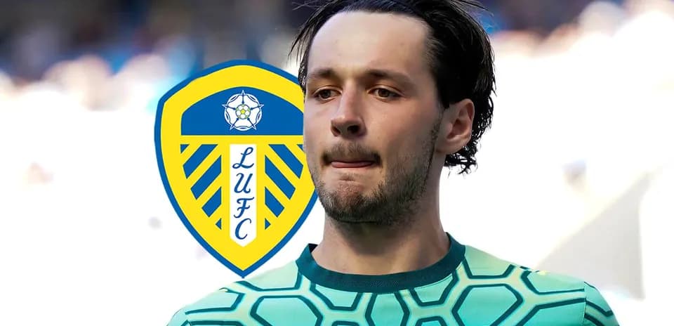 Вратарь в форме Leeds United на поле