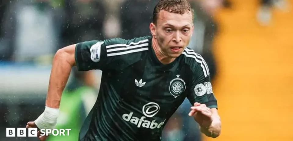 Игрок Celtic бежит по полю в дождь