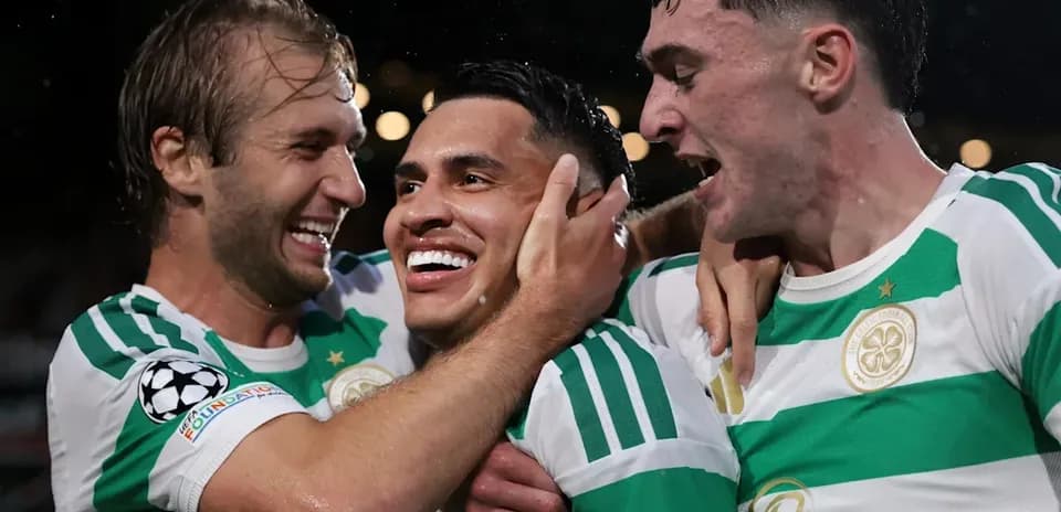 Игроки Celtic празднуют гол на поле