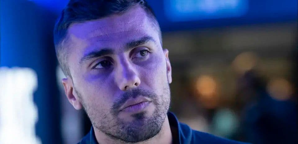 Спортсмен с внимательным выражением лица на фоне