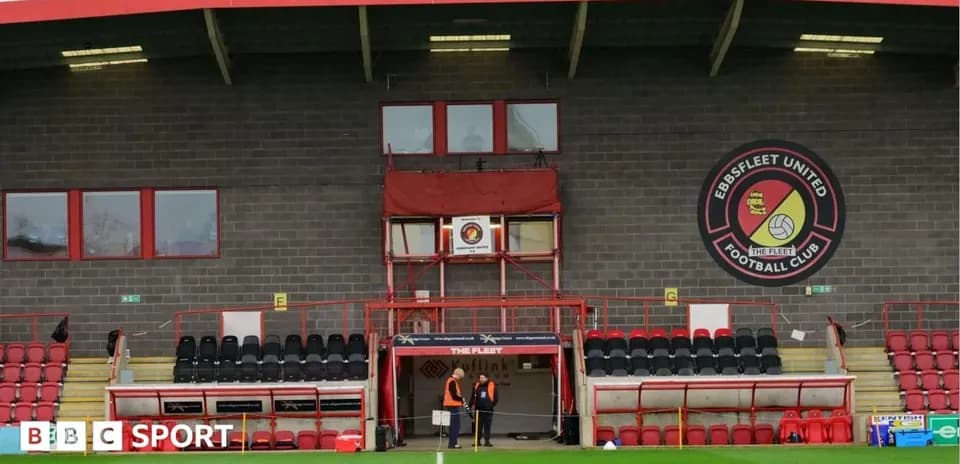 Стадион Ebbsfleet United с логотипом клуба