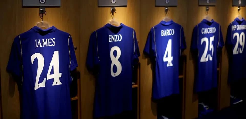 Футбольные майки игроков Chelsea в раздевалке