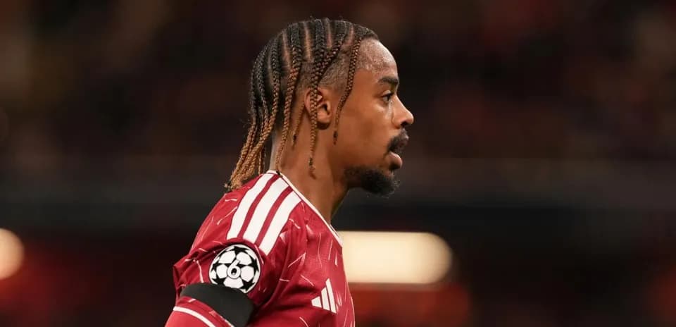Игрок в красной форме с повязкой капитана