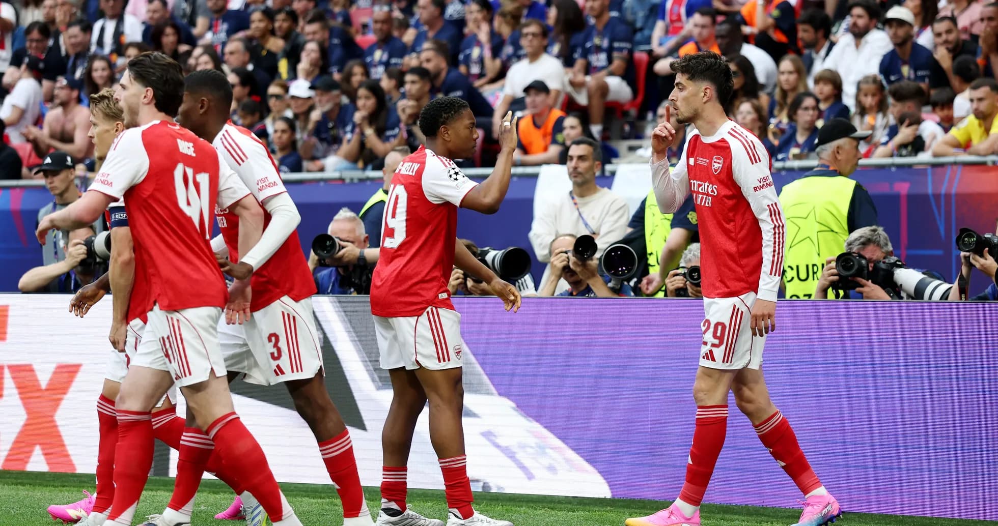 Игроки Arsenal празднуют гол на стадионе