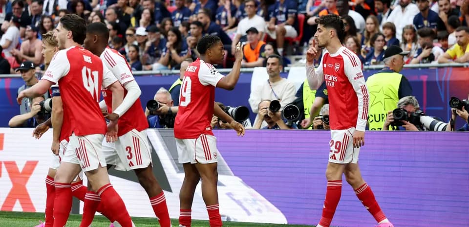 Игроки Arsenal празднуют гол на стадионе