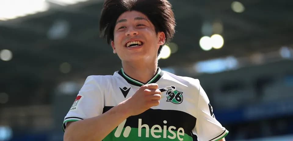 Игрок Hannover 96 радуется после забитого гола