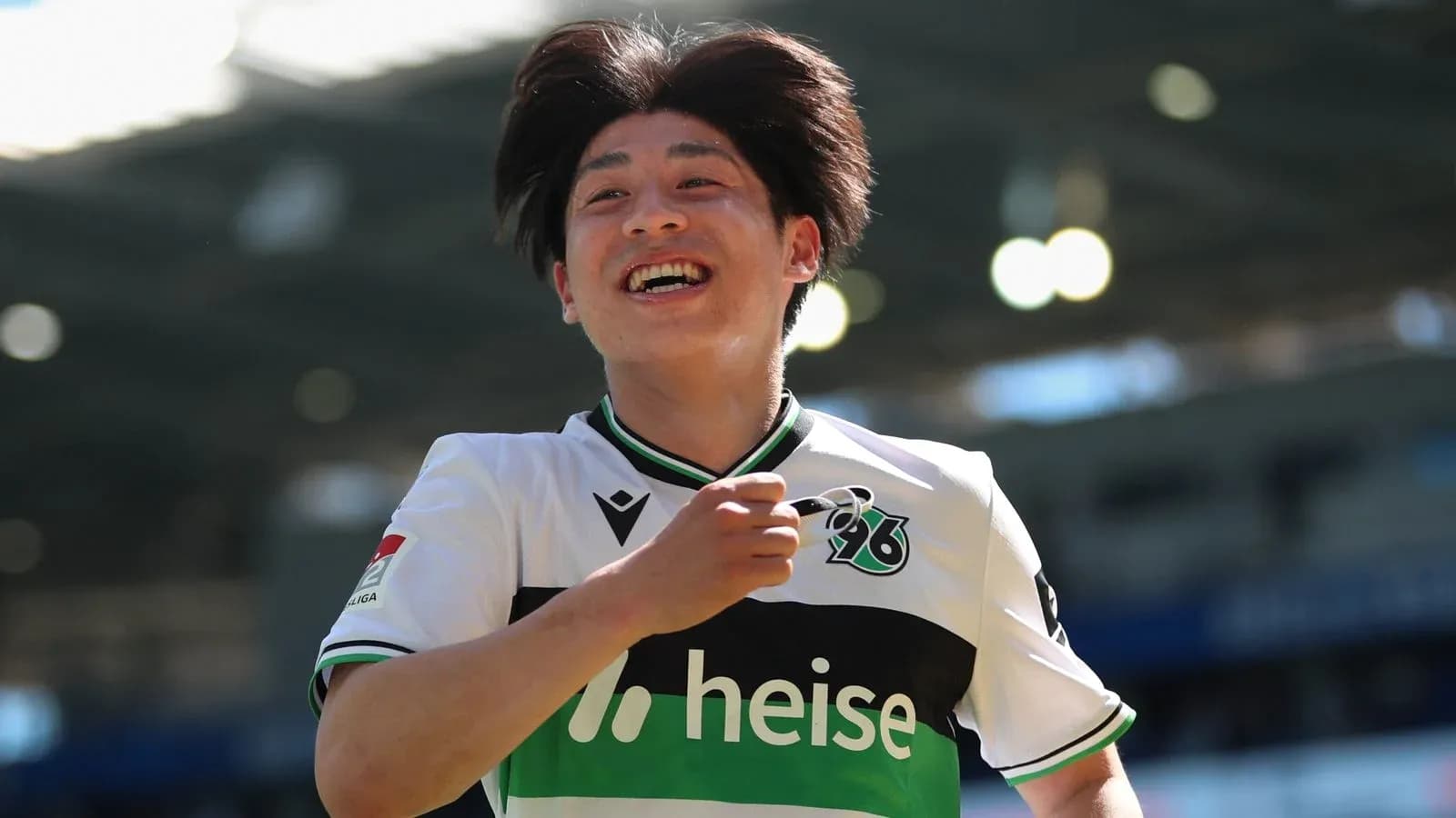 Игрок Hannover 96 радуется после забитого гола