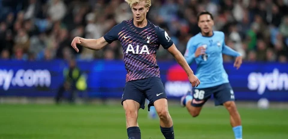 Игрок Tottenham выполняет пас во время матча