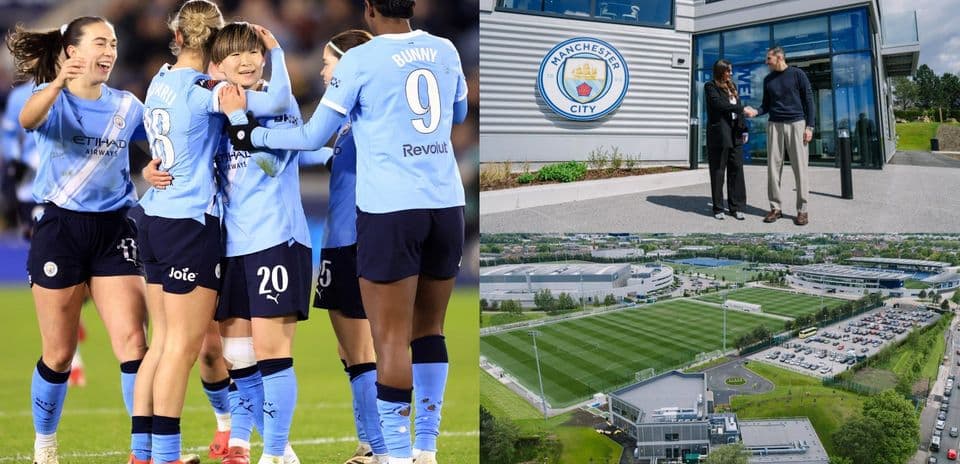 Игроки Manchester City празднуют гол на поле