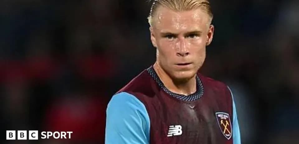 Игрок в форме West Ham на поле во время матча