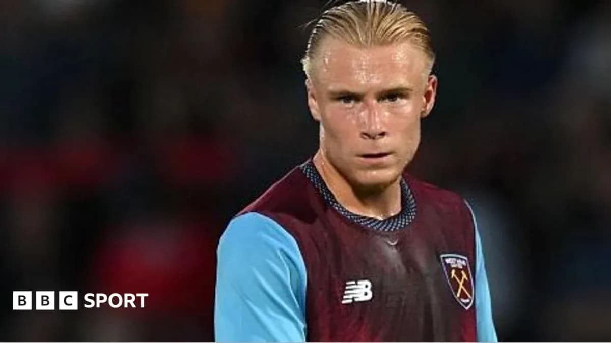 Игрок в форме West Ham на поле во время матча