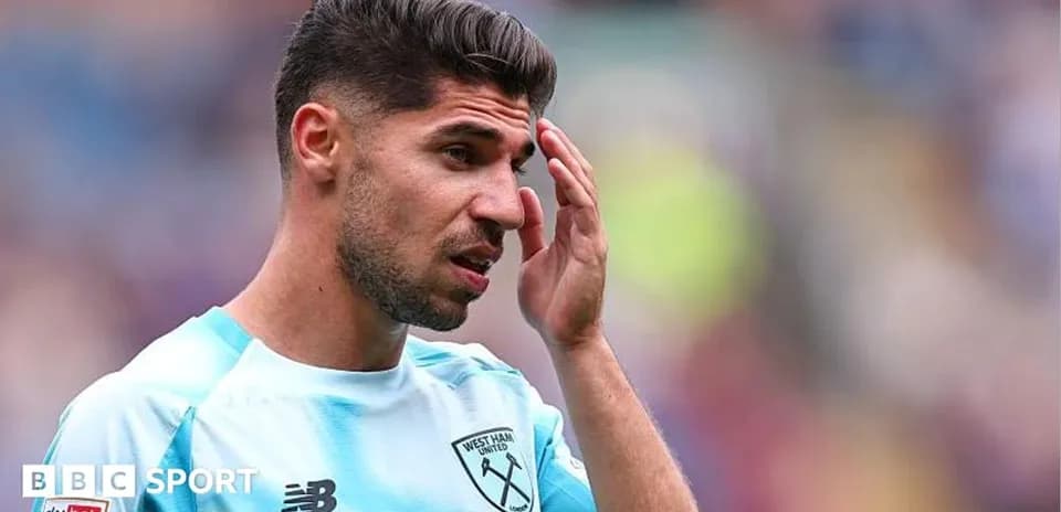 Игрок West Ham United в голубой форме на поле