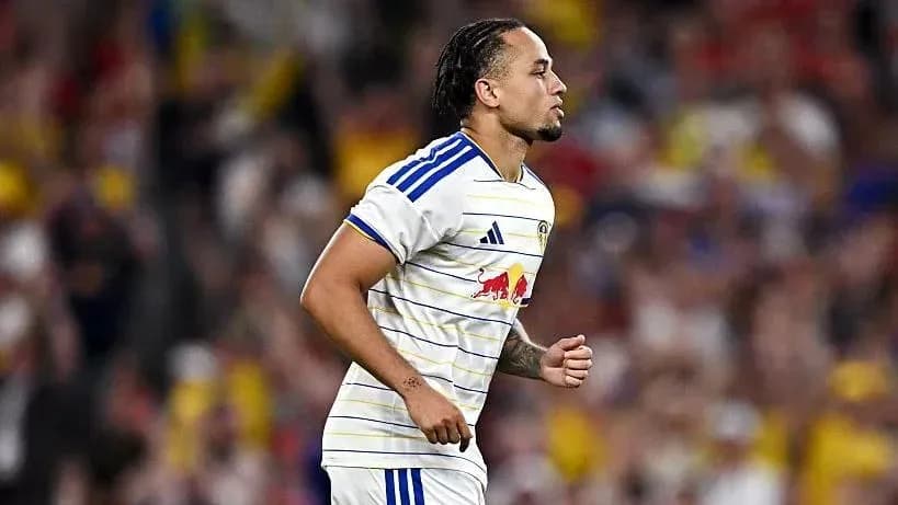 Игрок Red Bull в белой форме на поле