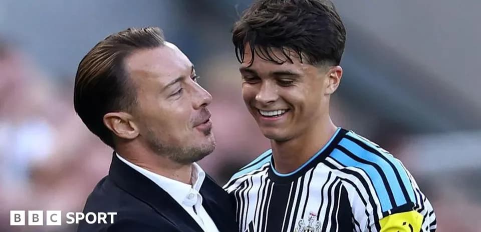 Тренер общается с игроком Newcastle United после матча