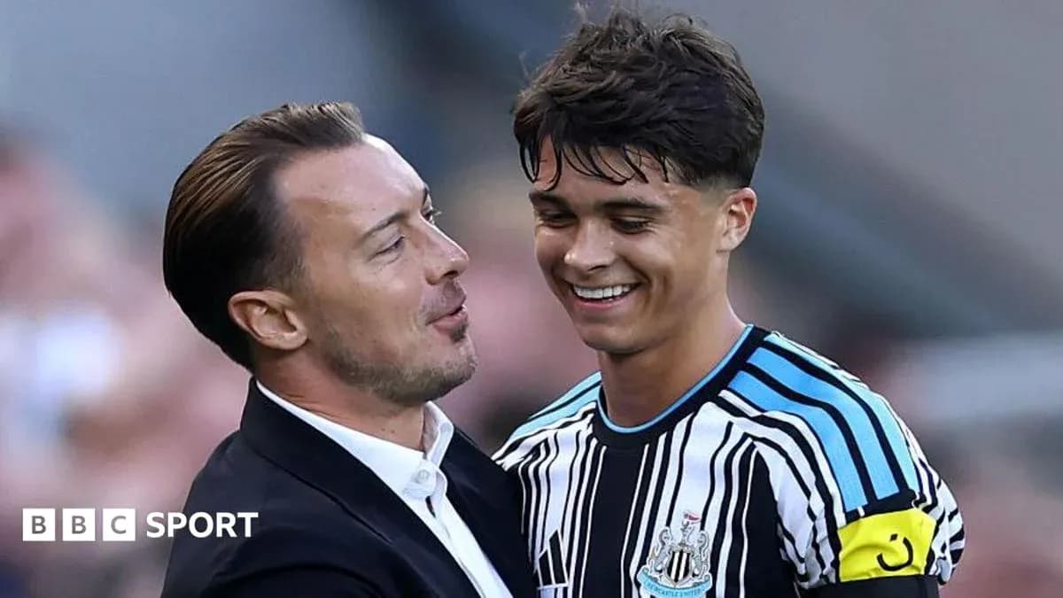 Тренер общается с игроком Newcastle United после матча