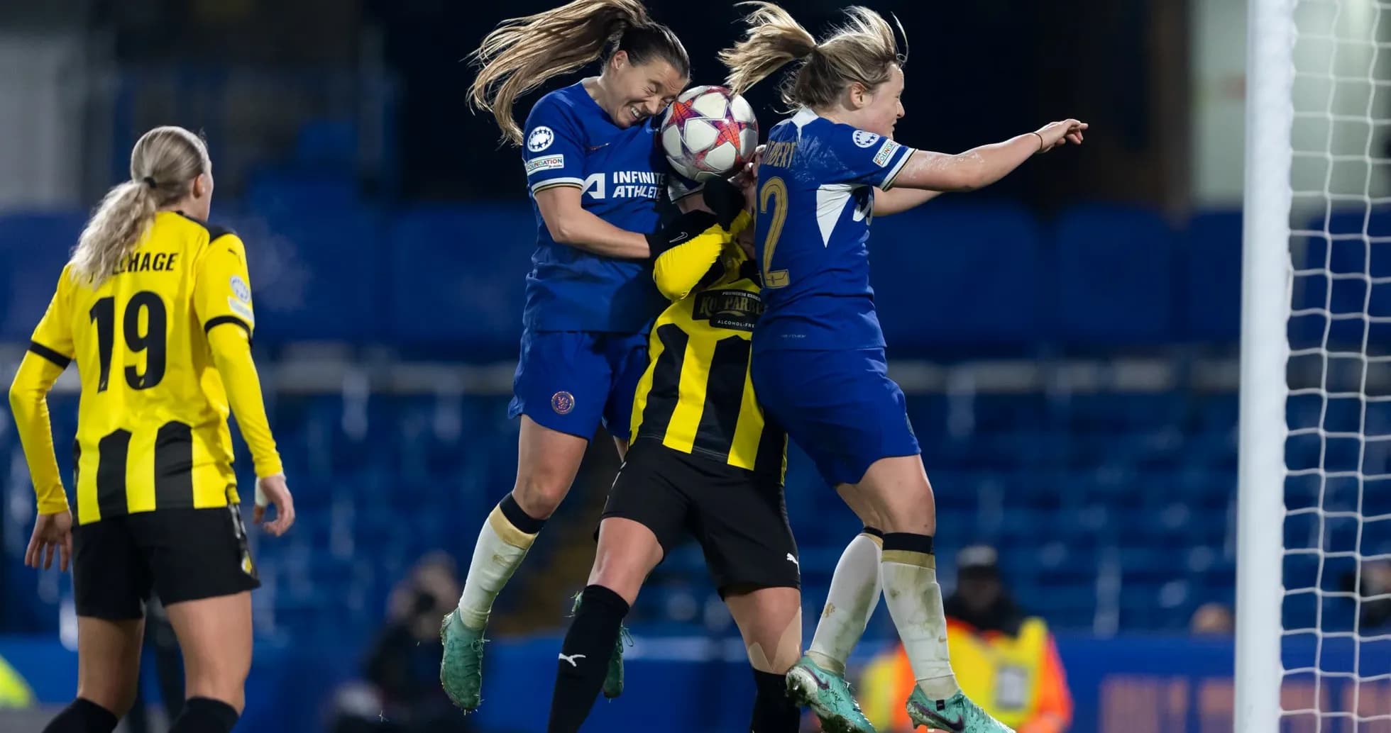 Игроки Chelsea W пытаются забить мяч в ворота