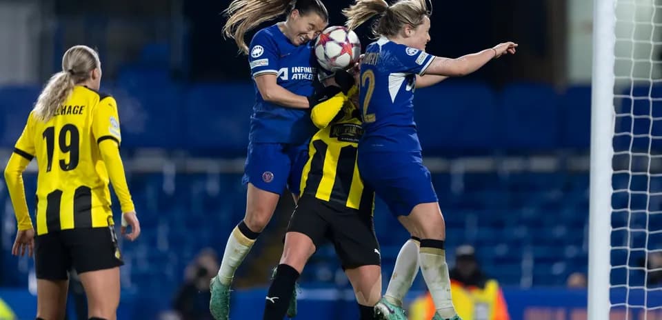 Игроки Chelsea W пытаются забить мяч в ворота