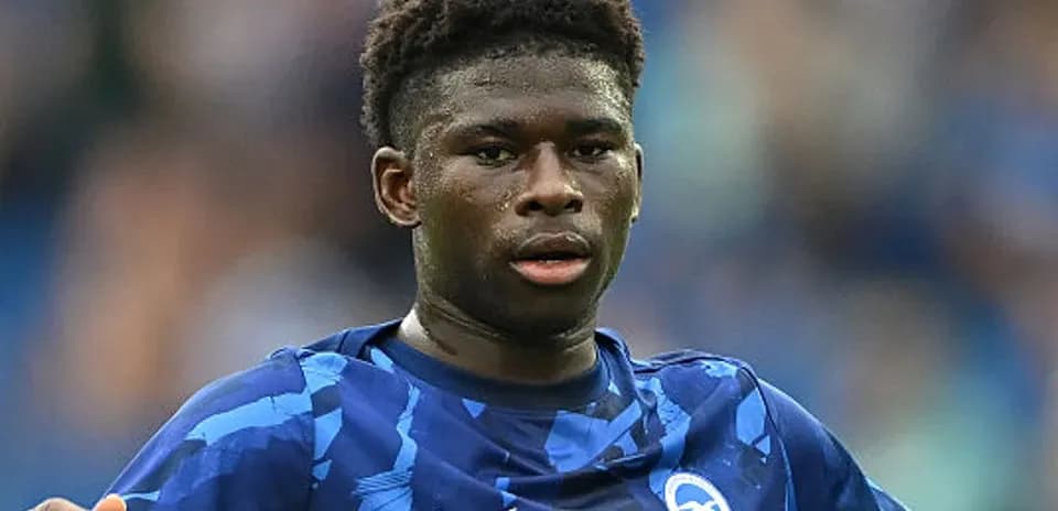 Игрок в синей форме команды Brighton на поле