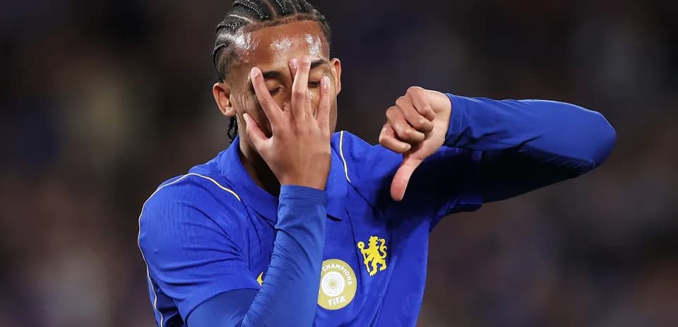 Игрок Chelsea показывает жест недовольства на поле