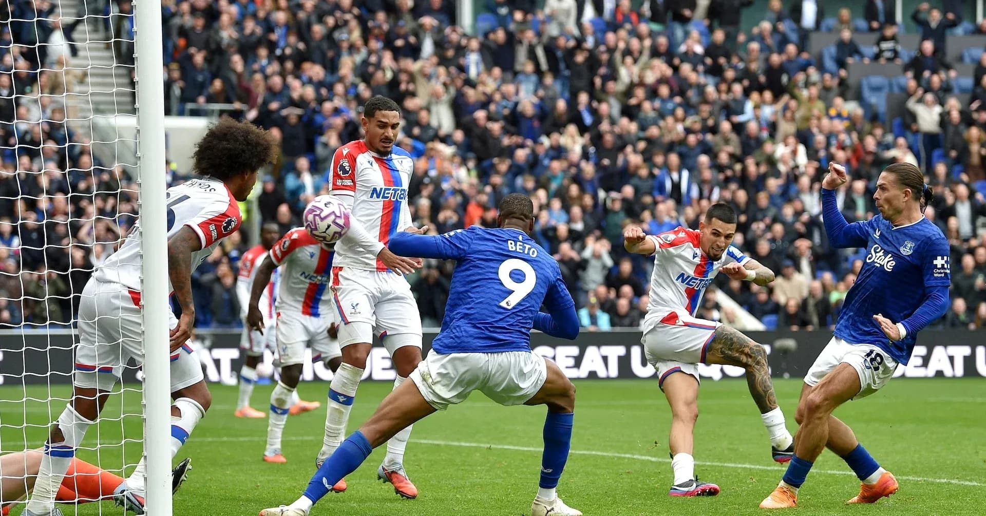Игроки Crystal Palace и Everton в борьбе за мяч