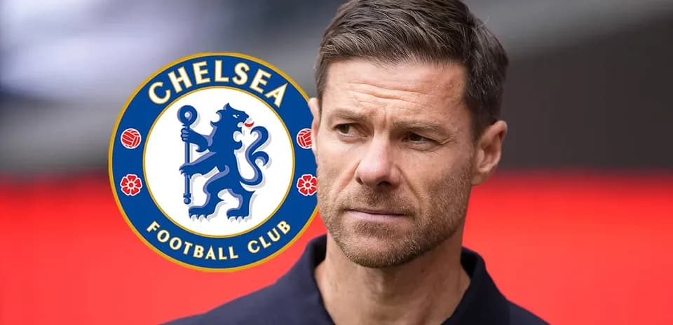 Человек на фоне логотипа Chelsea Football Club