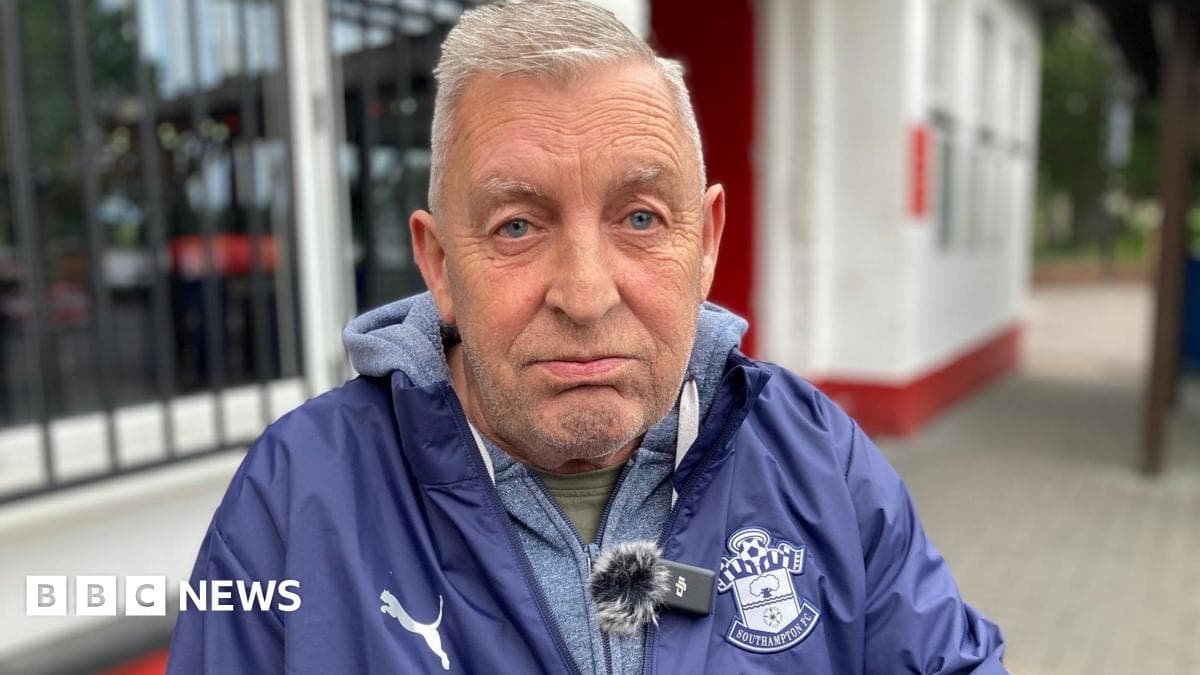 Пожилой мужчина в куртке Southampton FC на улице