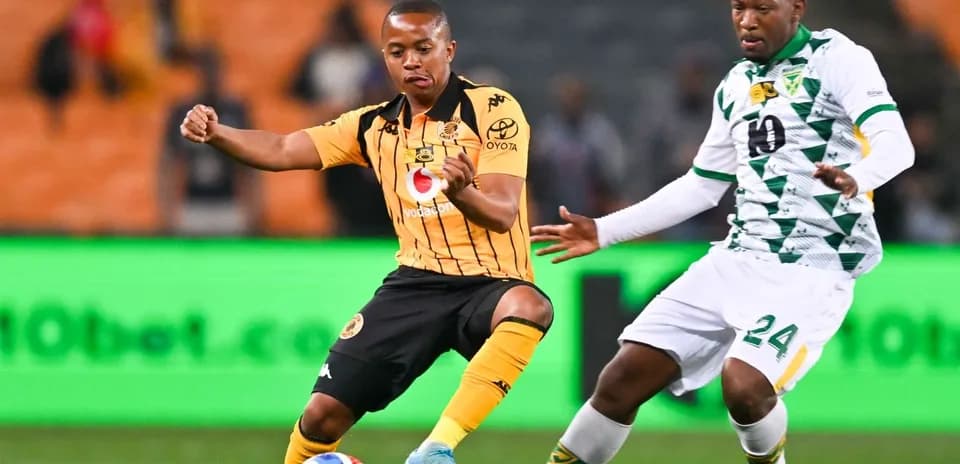 Игроки команды Kaizer Chiefs и соперника в борьбе за мяч
