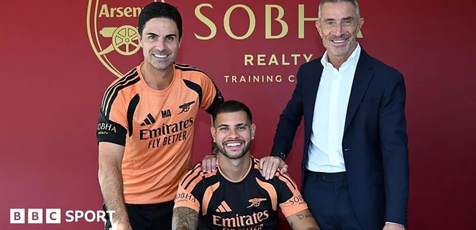 Тренер и игроки Arsenal на подписании контракта