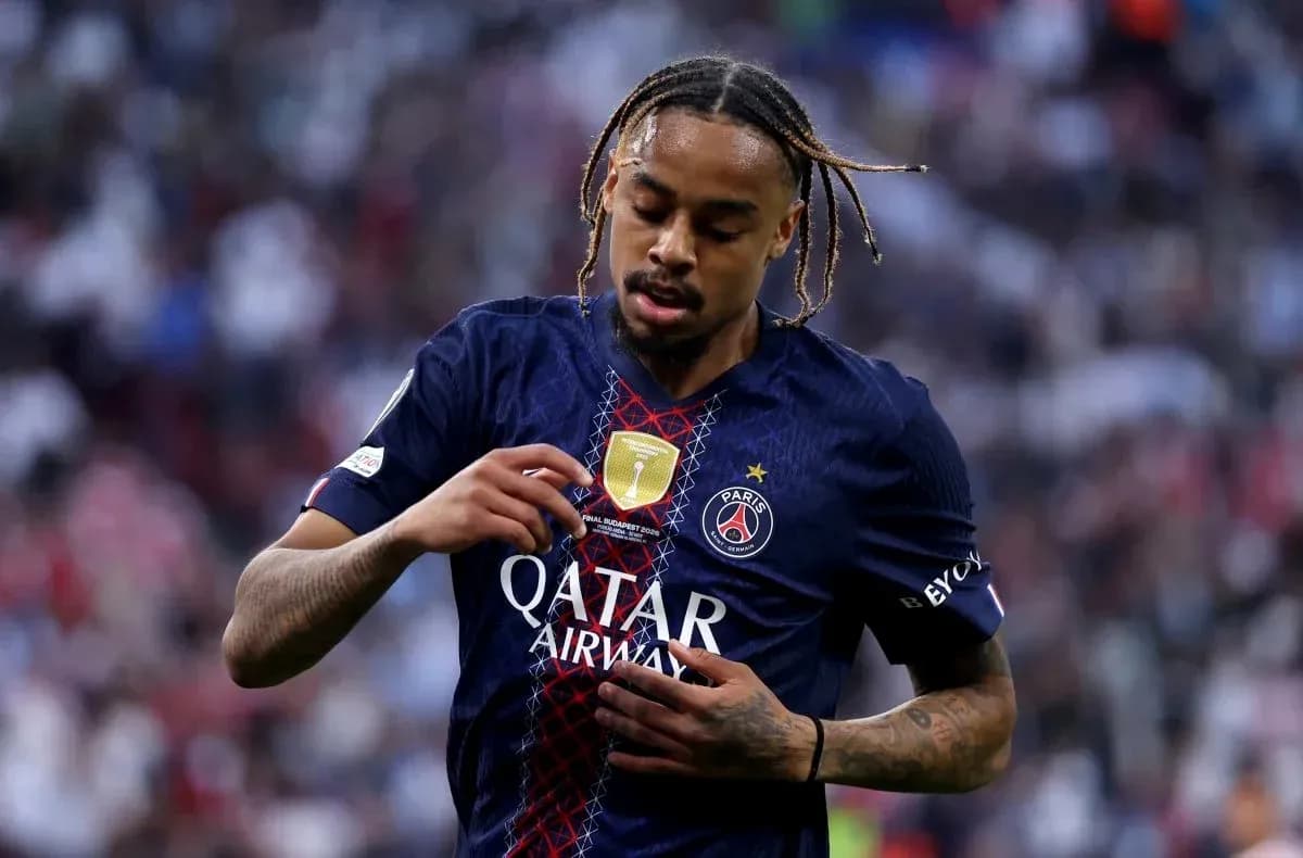 Игрок PSG поправляет эмблему на форме