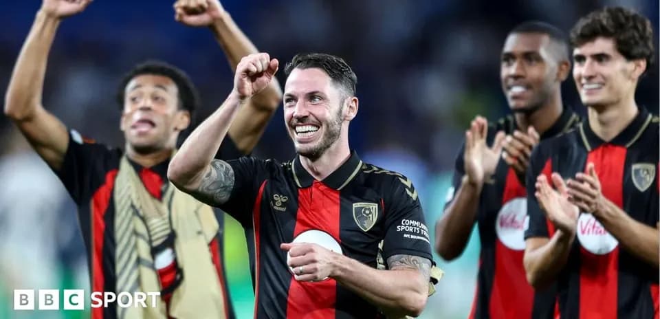 Игроки AFC Bournemouth празднуют победу на стадионе