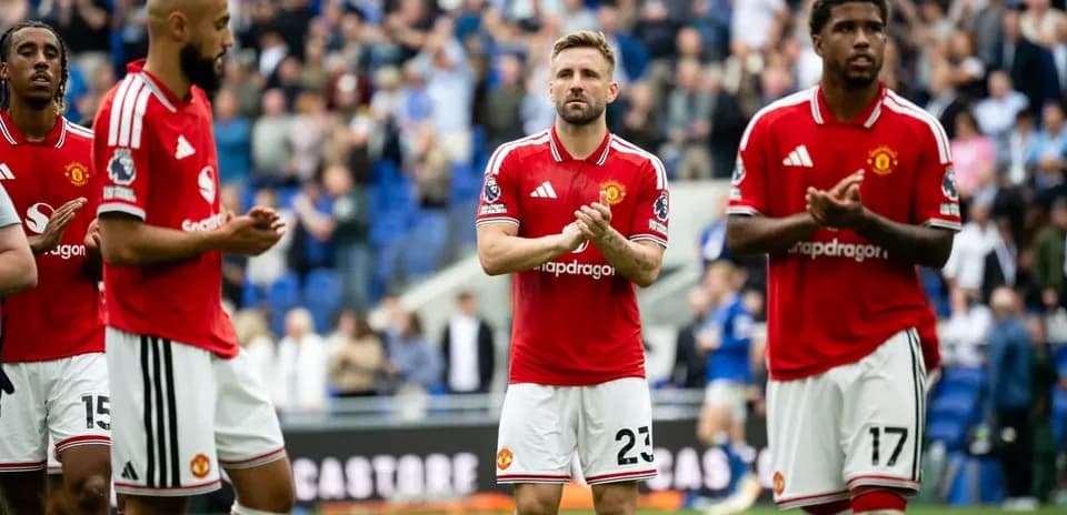 Игроки Manchester United аплодируют фанатам после матча