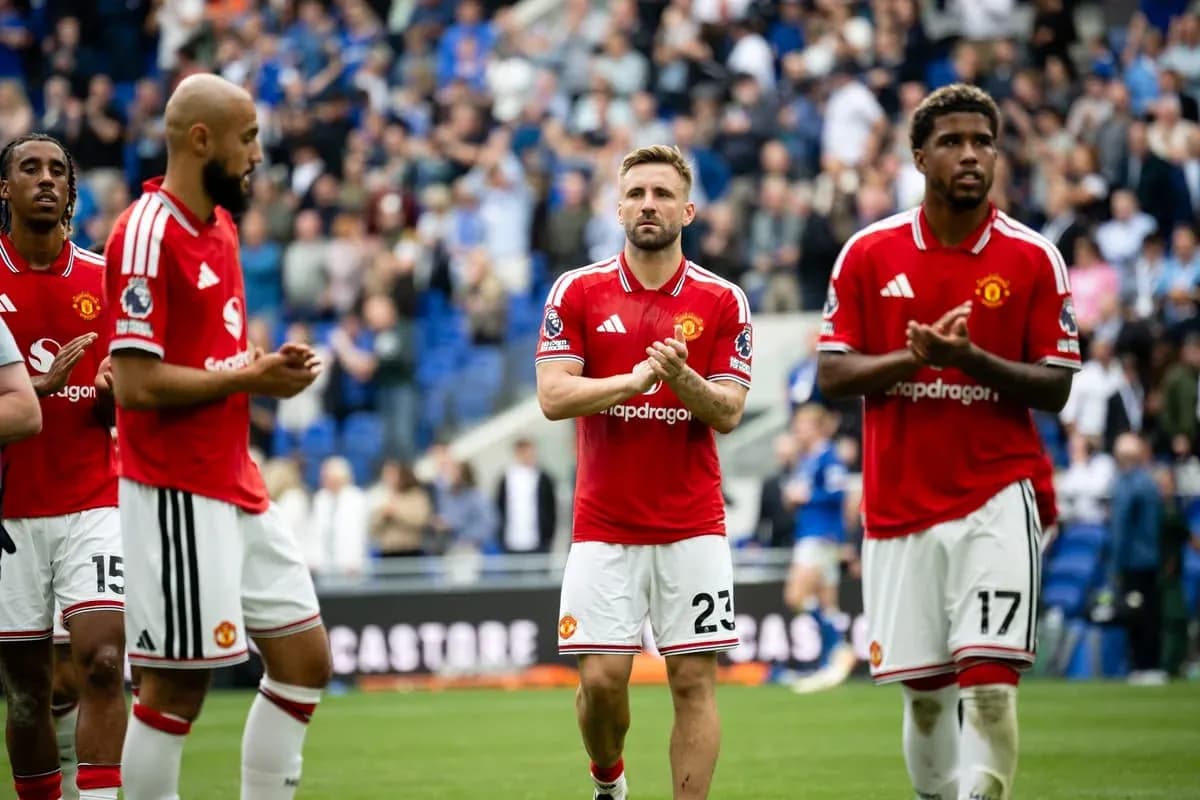 Игроки Manchester United аплодируют фанатам после матча
