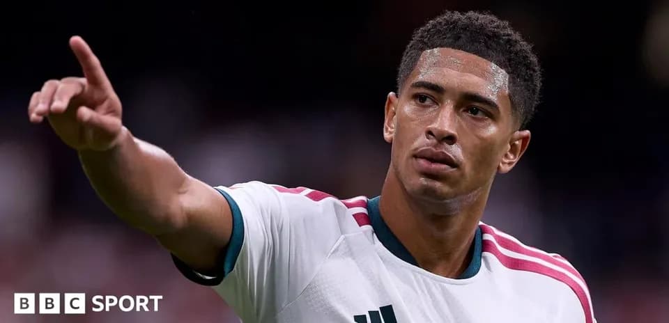 Игрок указывает в сторону во время матча