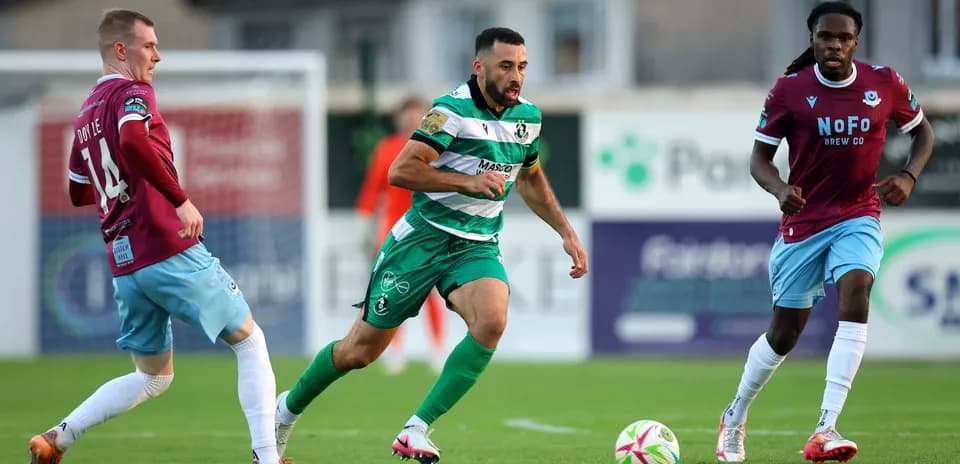 Игроки Shamrock Rovers и Egnatia Rrogozhinë на поле