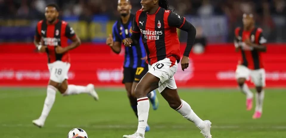 Игроки AC Milan бегут за мячом во время матча