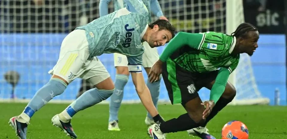 Игроки Sassuolo и Juventus борются за мяч