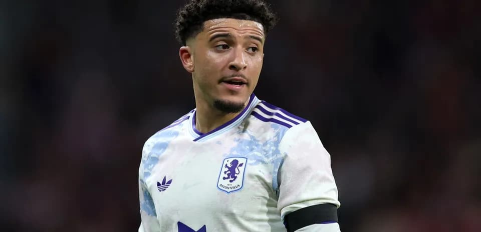Игрок Aston Villa на поле во время матча