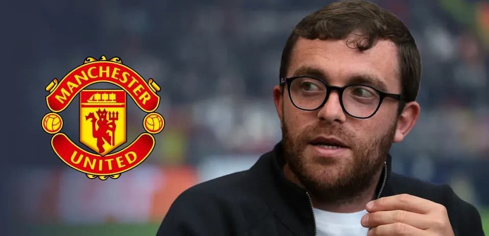 Человек с очками на фоне логотипа Manchester United