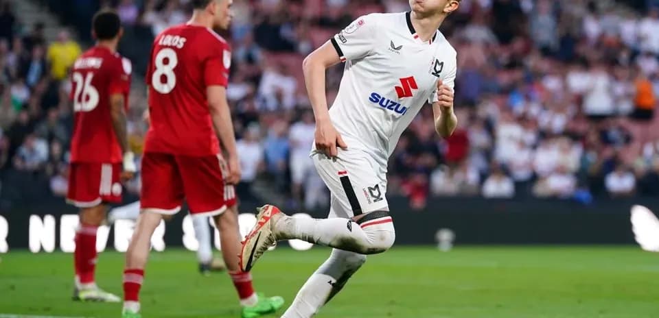 Игрок MK Dons празднует гол на поле