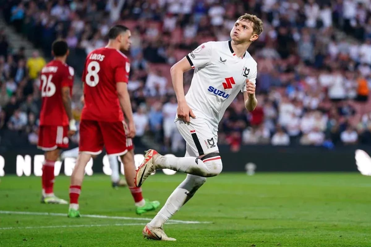 Игрок MK Dons празднует гол на поле