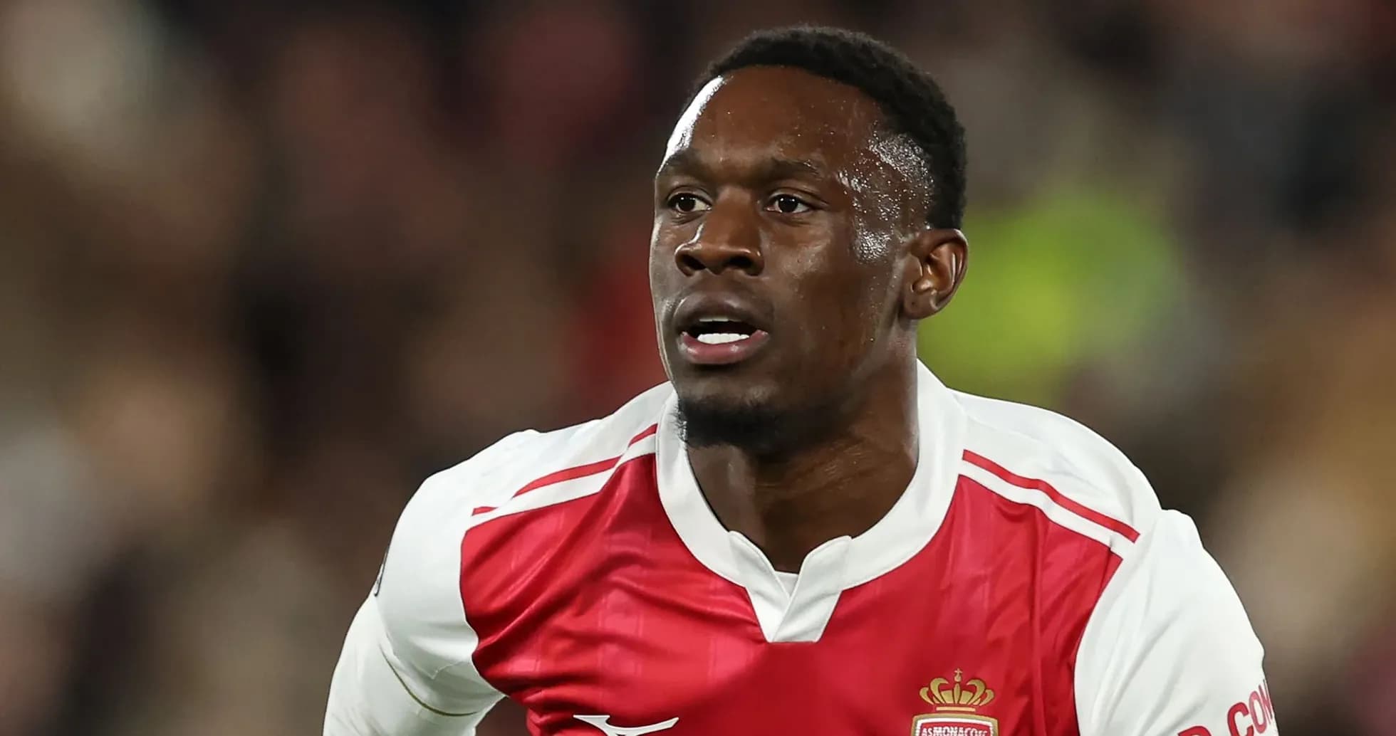 Игрок AS Monaco в красной форме на поле