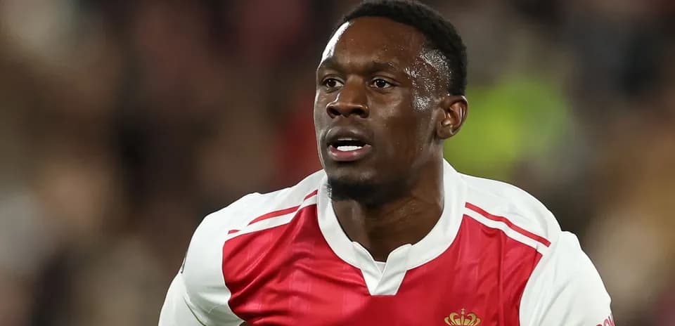 Игрок AS Monaco в красной форме на поле