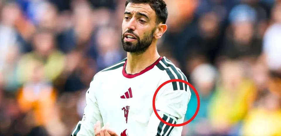 Игрок в футболке с длинными рукавами на поле