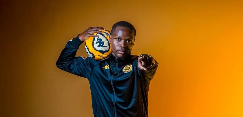 Игрок команды Kaizer Chiefs с мячом на плече