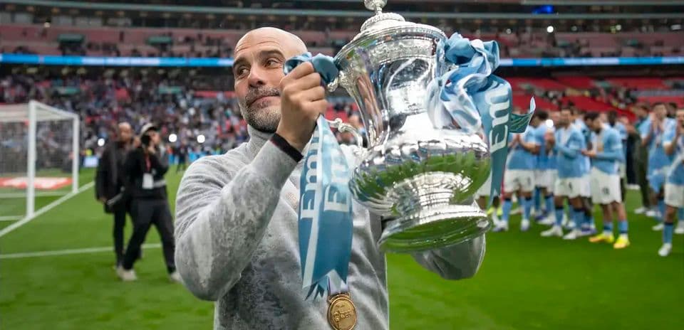 Тренер с трофеем FA Cup на стадионе Wembley
