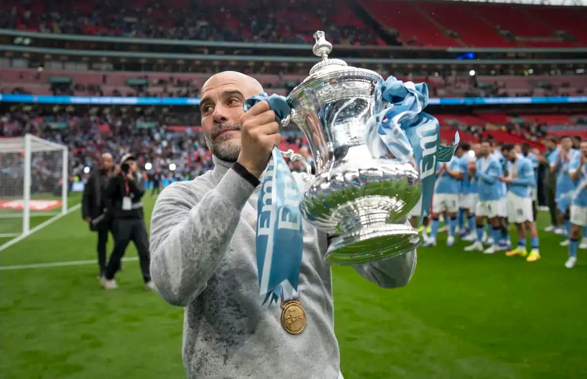 Тренер с трофеем FA Cup на стадионе Wembley
