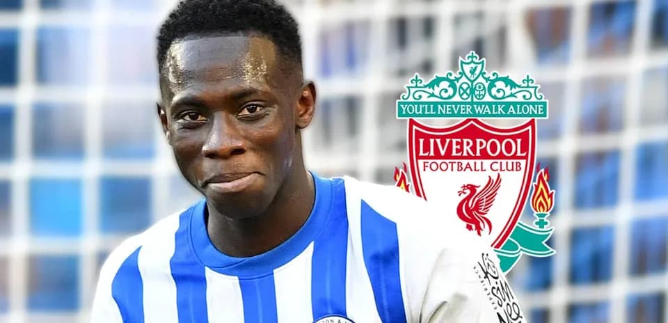 Игрок в форме Brighton с логотипом Liverpool на фоне