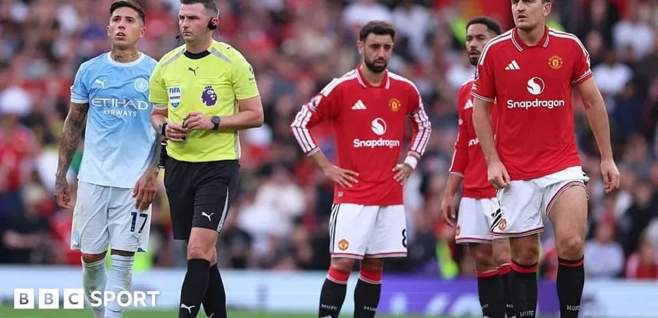 Игроки Manchester City и Manchester United на поле