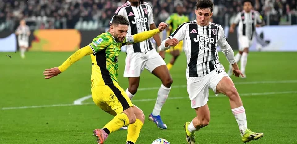 Игроки Juventus и соперника борются за мяч
