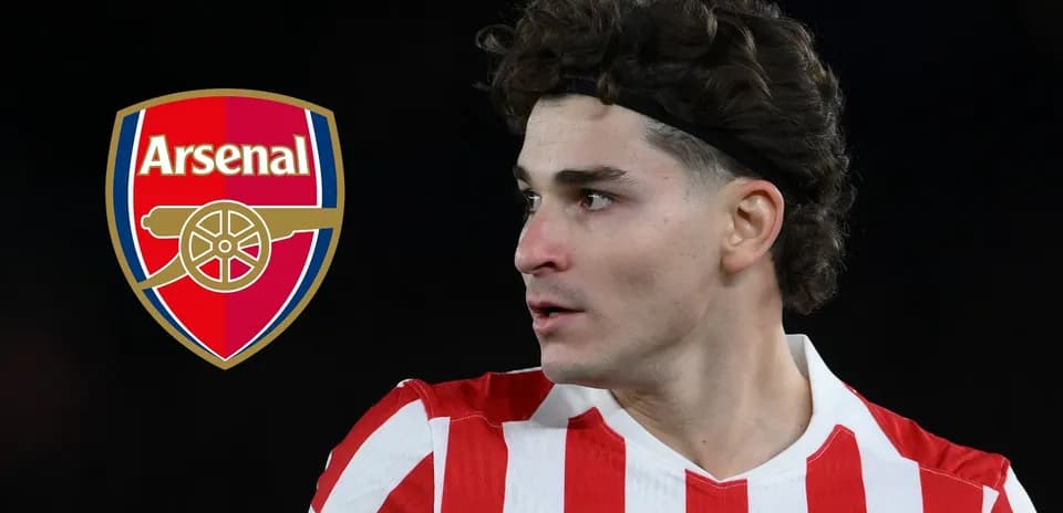 Игрок в красной и белой форме рядом с логотипом Arsenal